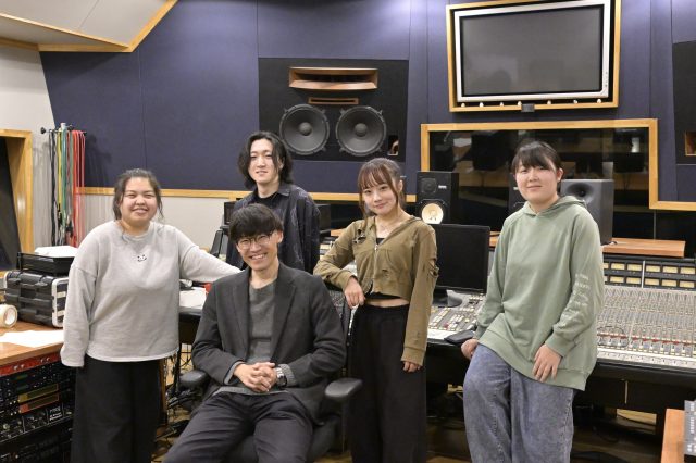 Nintendo Switch™向けゲーム『虧月の夜』の原作を担当したガタケット 代表取締役 高橋大介さんと、主題歌を担当した国際音楽・ダンス・エンタテイメント専門学校の学生達