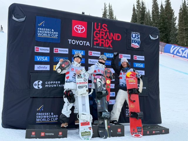 FISスノーボード男子ハーフパイプ ワールドカップ第2戦の1～3位の選手が乗った表彰台