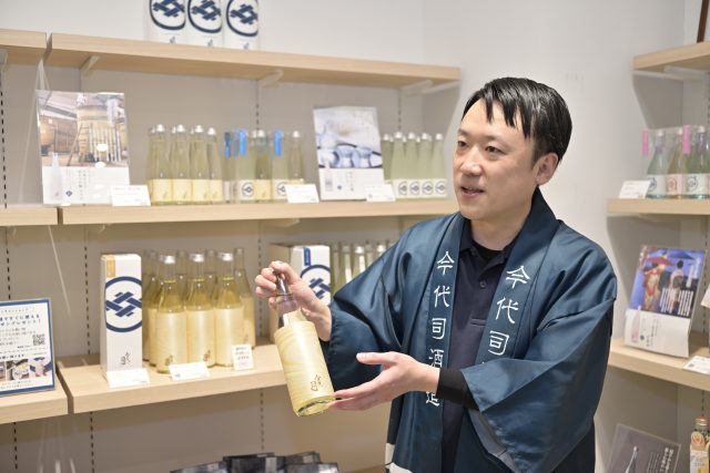 商品ディスプレイの説明をする今代司酒造株式会社の横山 祐太郎氏