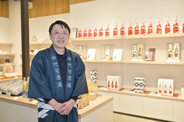 店内でほほ笑む今代司酒造株式会社の横山 祐太郎氏
