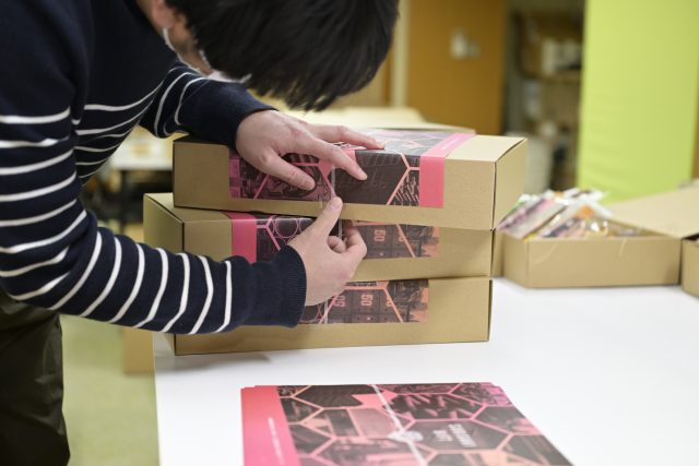 「SDGsギフト」を梱包するNSGソシアルサポート職員