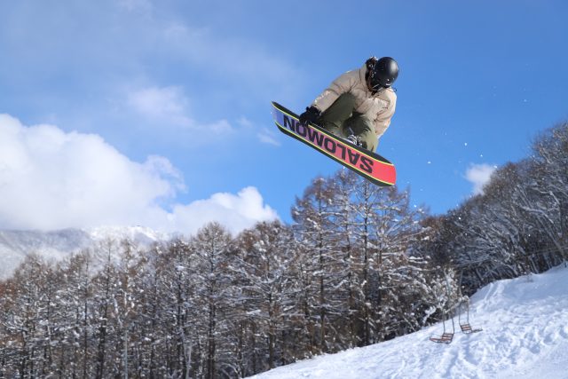 妙高のスキー場でスノボ練習をするJWSC国際スノーボード＆スケートボード専門学校の学生