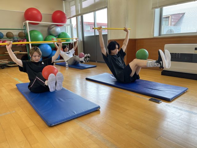 JWSC国際スノーボード＆スケートボード専門学校でウェイトトレーニングをする学生