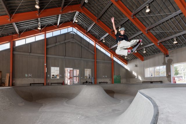 JWSC国際スノーボード＆スケートボード専門学校の屋内練習場でスケボーをする学生