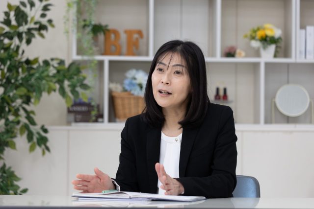 インタビューに応えるJO-BI国際ビジネス公務員大学校 教務部長 國分さん