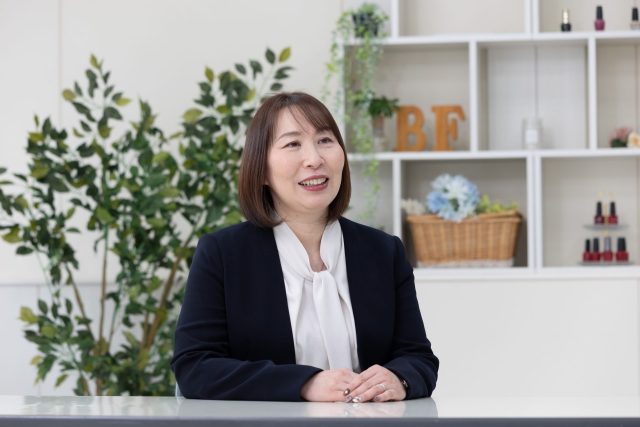 インタビューに応えるB&F国際ビューティ＆フード大学校 教務部長 柿沼さん