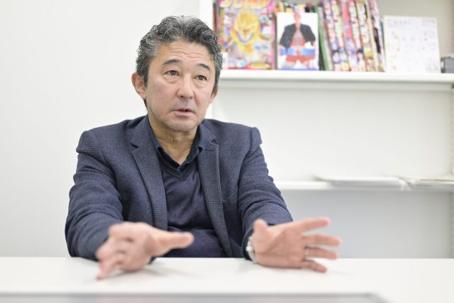 インタビューに応える開志専門職大学アニメ・マンガ学部 学部長の成田 兵衛氏