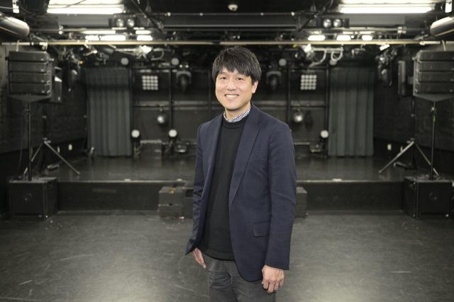 スタジオにたたずむ国際音楽・ダンス・エンタテイメント専門学校副校長の山本 雄太氏
