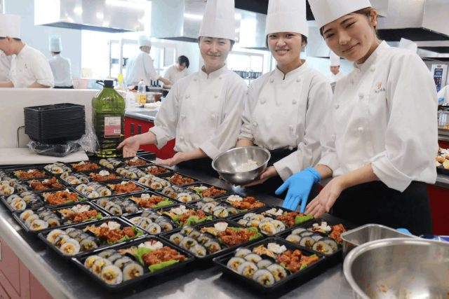 赤ちゃん食堂で保護者向けランチボックスを作ったB&F国際ビューティ＆フード大学校シェフ科の学生たち