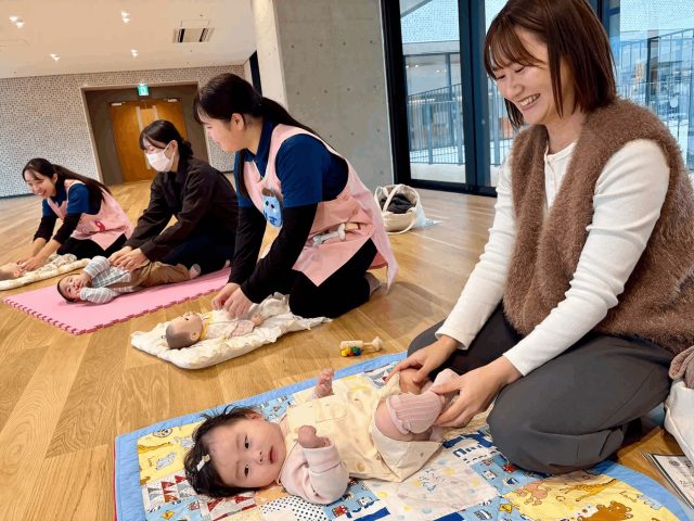 FSGカレッジリーグが開催した赤ちゃん食堂に参加する保護者と赤ちゃん