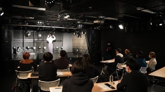 国際音楽・ダンス・エンタテイメント専門学校が主催する「原石発掘オーディション」にてステージで踊る中高生