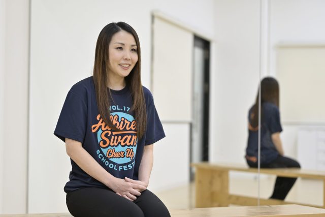 インタビューに応える株式会社アイ・シー・オースポーツマーケティングのスクールディレクター・五十嵐瑞穂氏