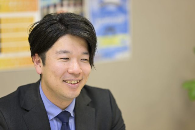 インタビューに応える大彦学園の運営管理責任者の前田健吾氏