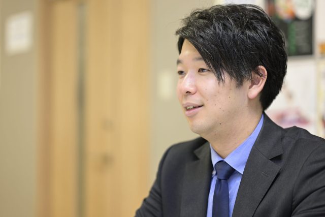 インタビューに応える大彦学園の運営管理責任者の前田健吾氏