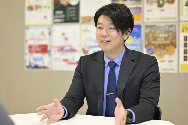 インタビューに応える大彦学園の運営管理責任者の前田健吾氏