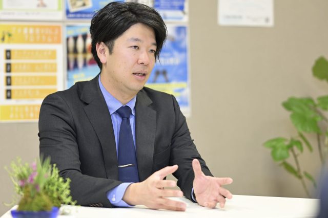 インタビューに応える大彦学園の運営管理責任者の前田健吾氏