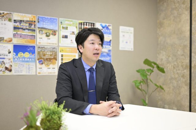 インタビューに応える大彦学園の運営管理責任者の前田健吾氏
