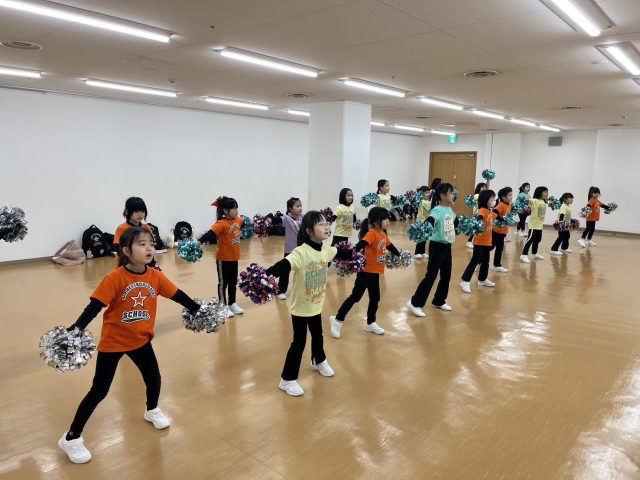 アルビレックスチアリーダーズのスクールでダンスを練習する子どもたち