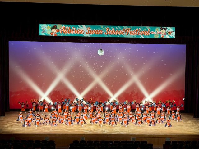 アルビレックスチアリーダーズによるスクールフェスティバルでダンスを披露する子どもたち