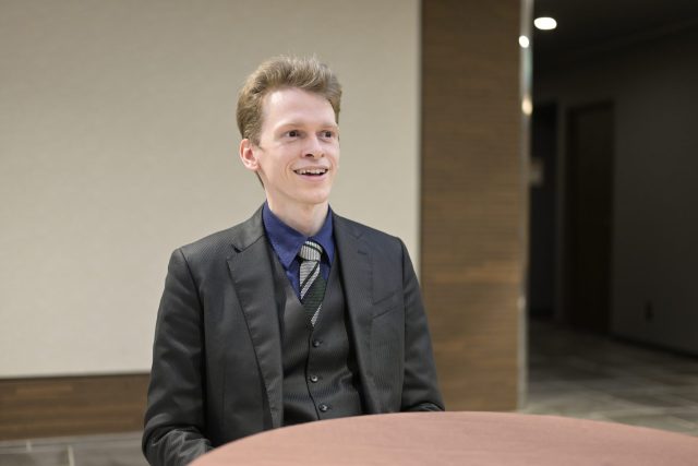 インタビューを受けるスミスさん