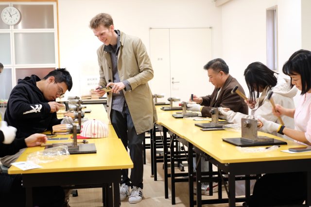 ツアー引率をするスミスさん