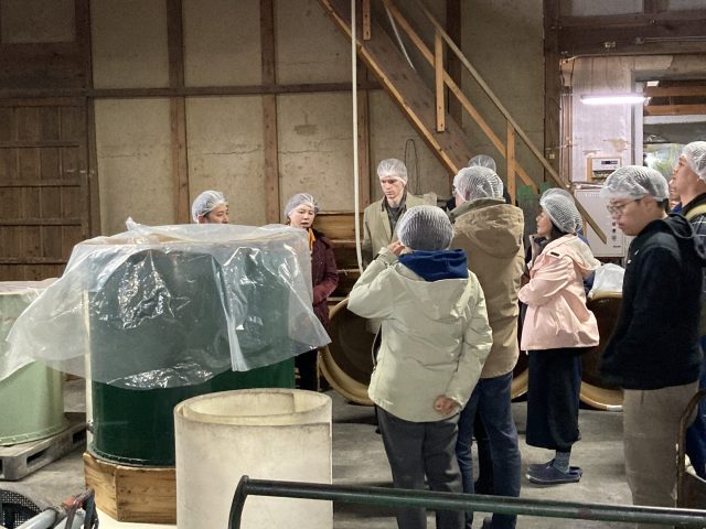 ツアー引率をするスミスさん