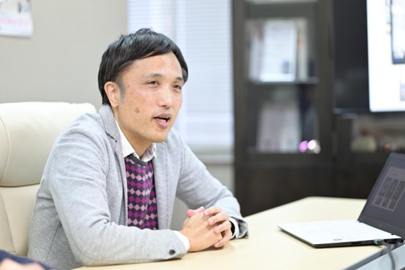 インタビューに応える福間さん