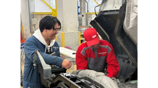 大型車両の内部を見学する専門学校 新潟国際自動車大学校の学生の様子