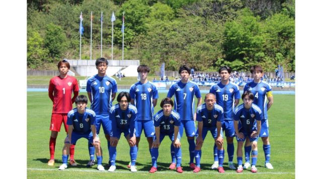 試合に臨むJAPANサッカーカレッジの選手たちの集合写真