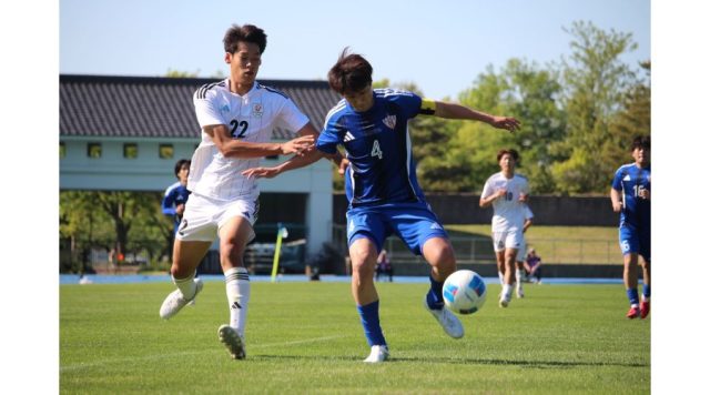 試合にてプレーするJAPANサッカーカレッジの選手の様子