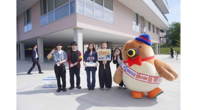交通安全啓発活動に参加した新潟医療福祉大学の学生たちの画像