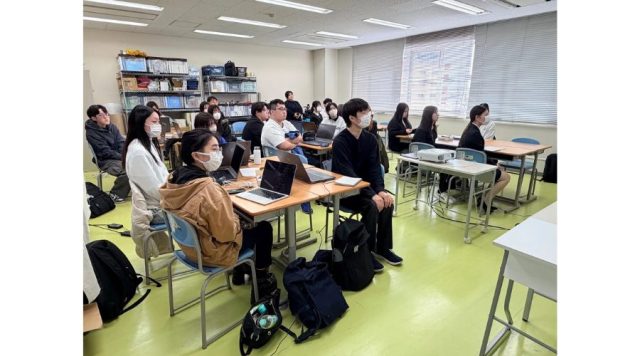 生成AI特別授業を受ける国際アート&デザイン大学校グラフィックデザイン科の学生の様子