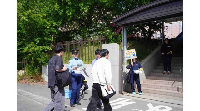 交通安全週間の啓発活動を行う新潟医療福祉大学の学生と警察署員