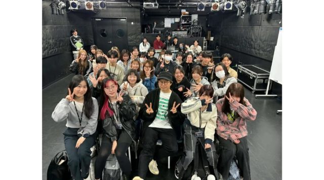 特別授業を受講する国際音楽・ダンス・エンタテイメント専門学校の学生の様子