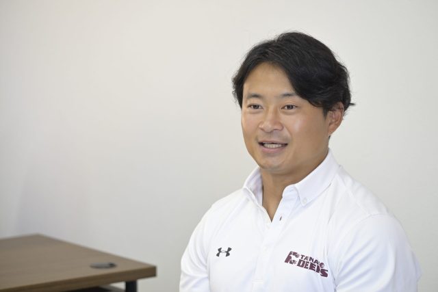 インタビューを受ける小川さん