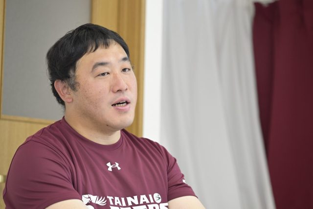 インタビューを受ける髙橋代表