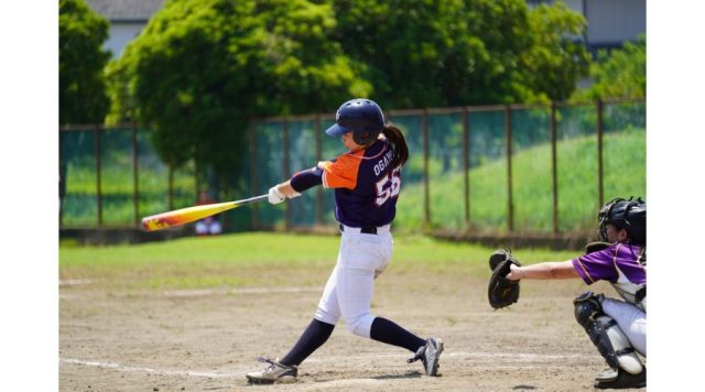 新潟医療福祉大学女子硬式野球部の小川舞選手がプレーする様子