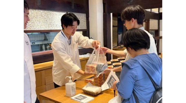 販売実習において接客をする国際調理製菓専門学校の学生の様子
