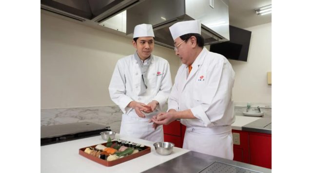 国際調理製菓専門学校にて学生に指導を行う本間 一彰先生の様子