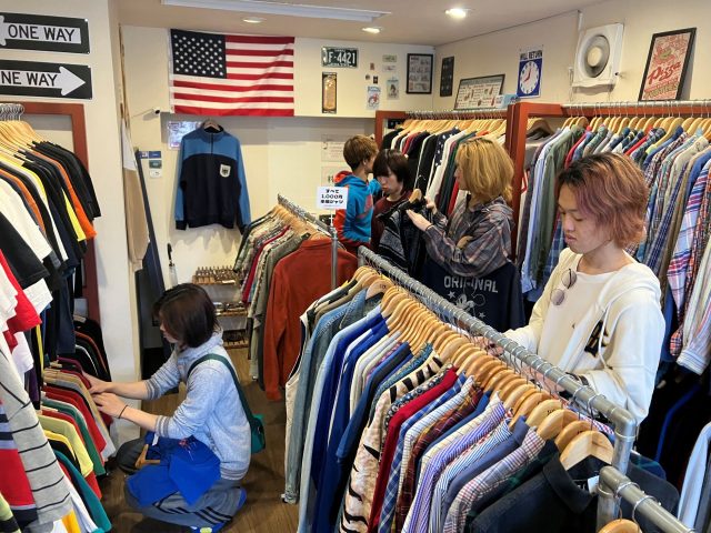 古着屋からの買い付けをする国際トータルファッション専門学校の学生の様子