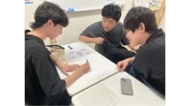 福島県知事選挙に向け、選挙啓発用SNS動画の企画・制作について協議する国際アート&デザイン大学校の学生