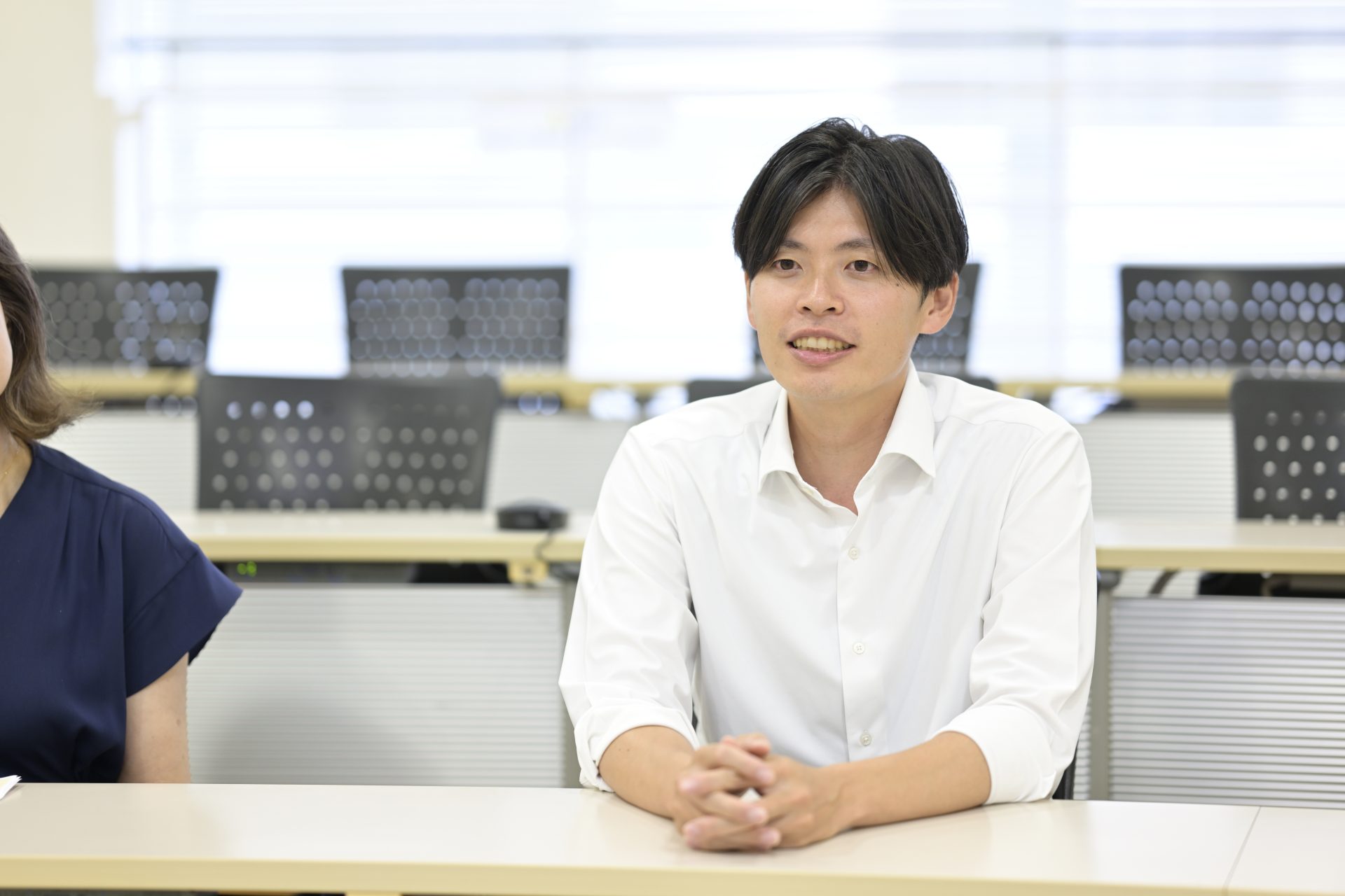 インタビューをうける松田さん