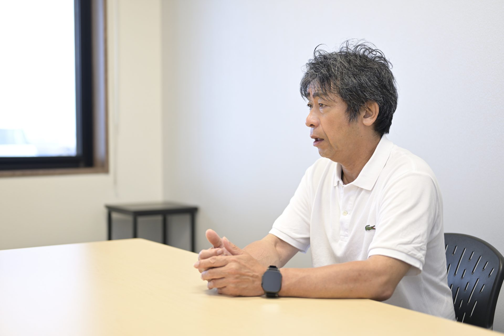 インタビューを受ける倉島さん