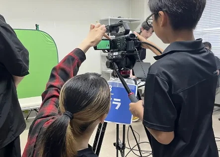 本物のカメラを使い、「ズームイン」「引きの画」などの指示に合わせて出演者を撮影。