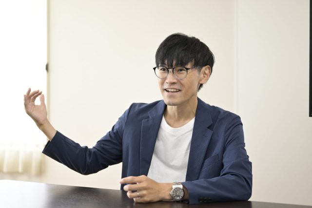インタビューを受ける高橋さん