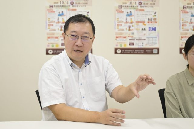 インタビューに応える長谷川さん