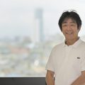 インタビューを受ける倉島さん