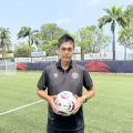 インタビューを受けるシンガポールのFCジュロンの是永さん